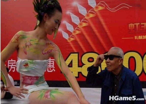 色大爷猥琐窥视人体模特.jpg