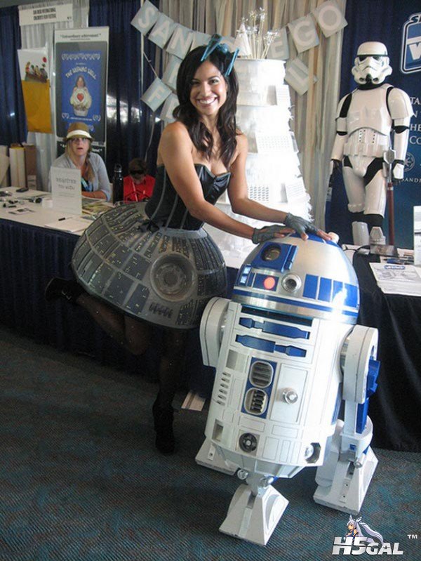 Star-Wars-Death-Star-Dress-2-600x799.jpg
