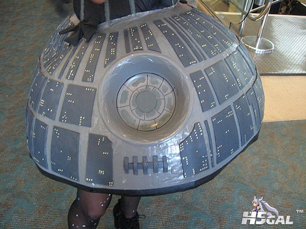 Star-Wars-Death-Star-Dress-4-600x450.jpg