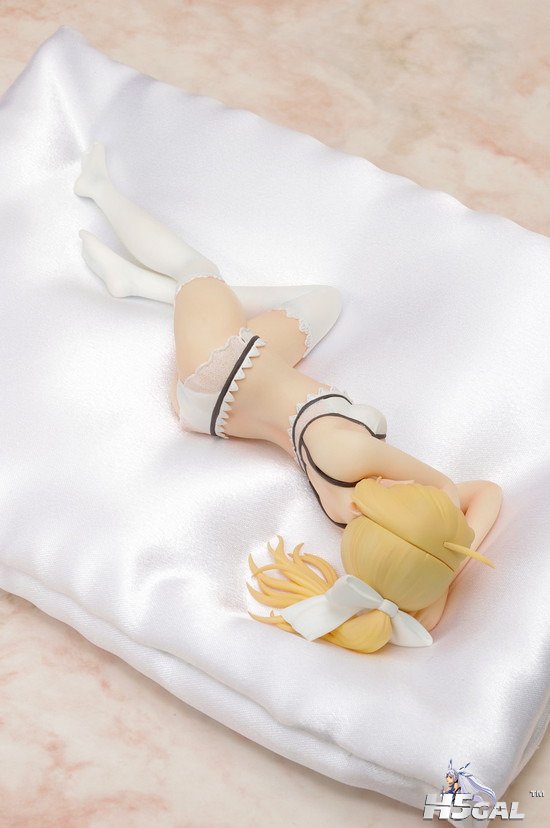 SaberLily-Bikini-Figure-2.jpg