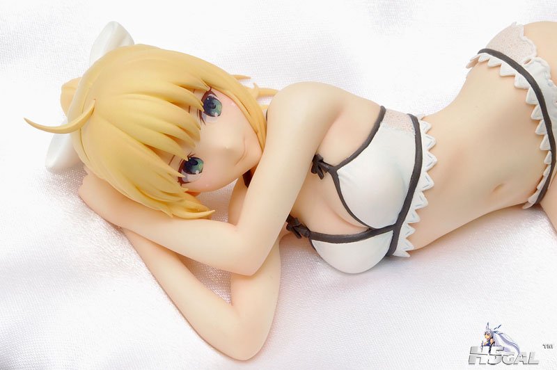 SaberLily-Bikini-Figure-5.jpg